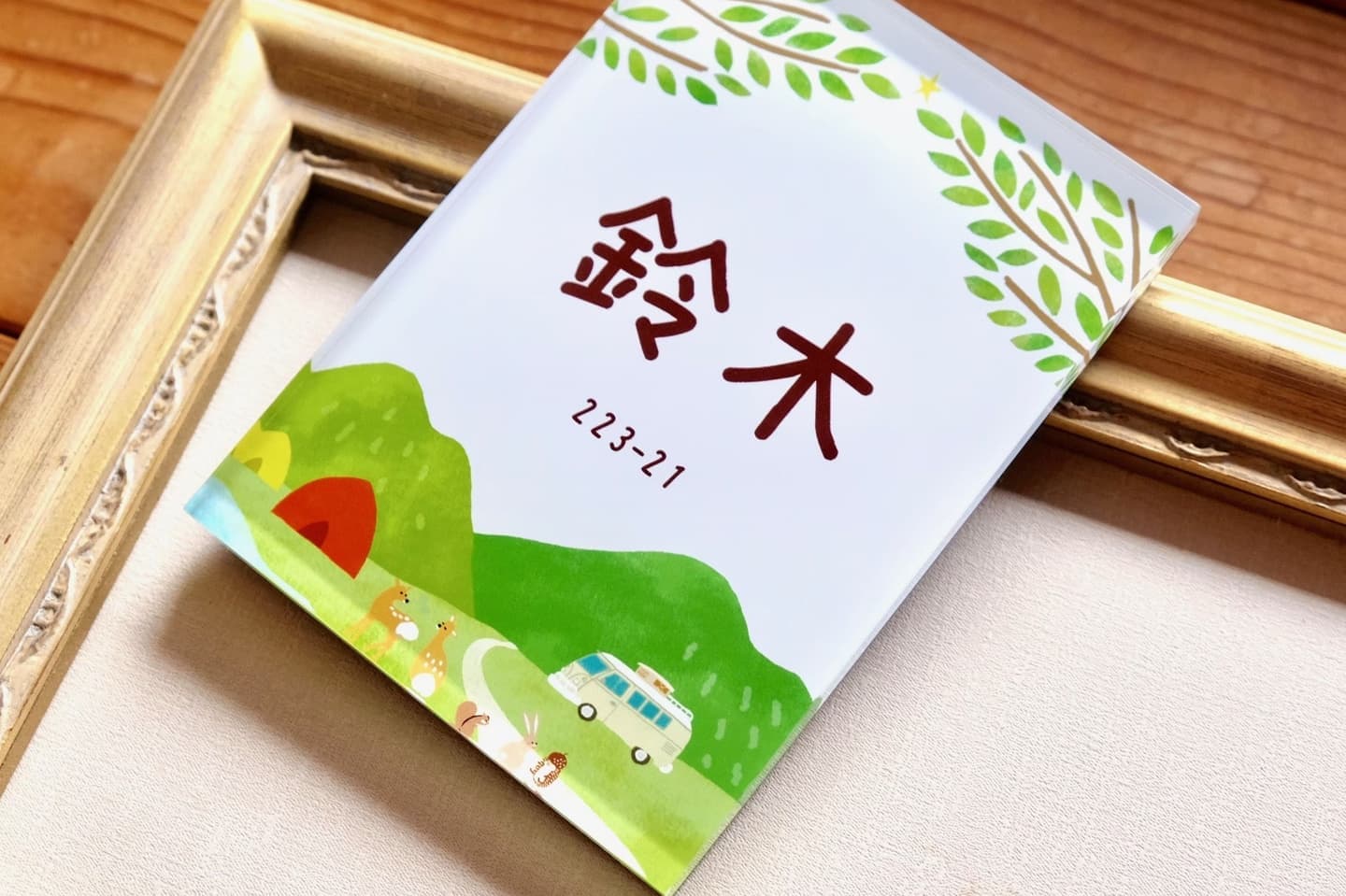 山とキャンプの風景を描いた「山とキャンプ」シリーズのアクリル表札
