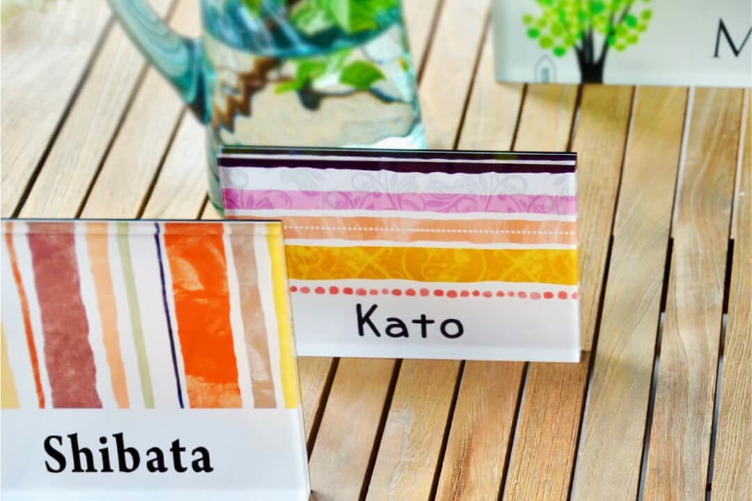 カラフルな線とストライプを組み合わせた「ラインとドット」シリーズの表札