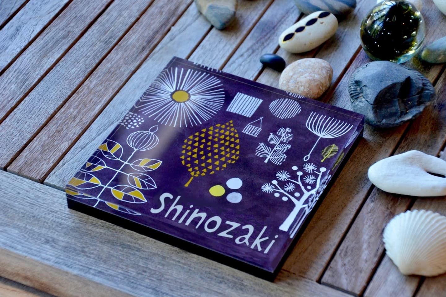 草花と幾何学模様を北欧の色彩で描いた「北欧スタイル」シリーズの表札